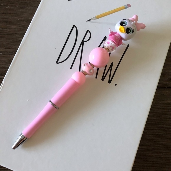 Disney Doorables: Mickey Mouse & Friends: Daisy Duck handmade beaded pen - Picture 2 of 3